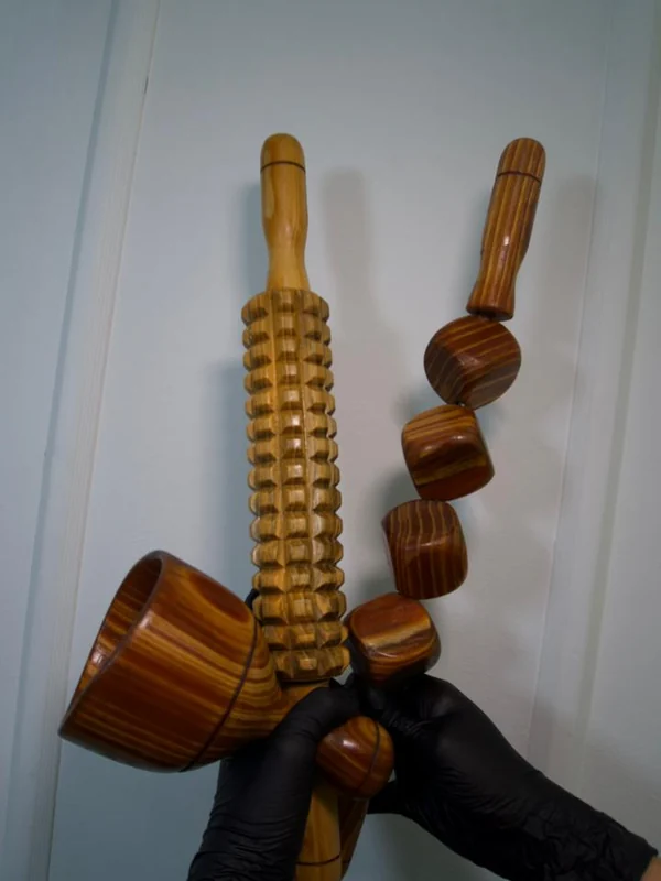 Instrumentos de maderoterapia que se usan en los tratamientos corporales